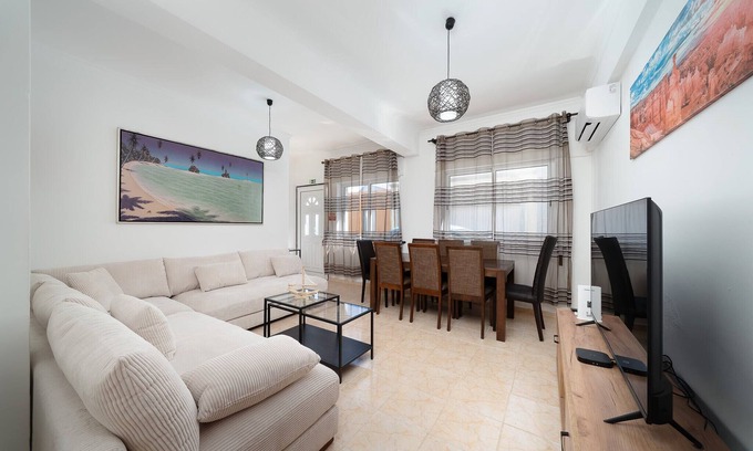 Olhao House | Holiday Home 'Linda' with Private Terrace, Wi-Fi and Air Conditioning
