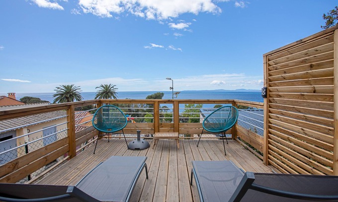 Le Dramont House | Holiday Home "Lodge Vue Mer" close to the Beach with Pool & Wi-Fi