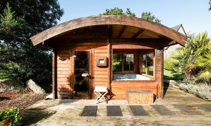 Cleguerec House | Holiday Home 'Loft Atypique Ancienne Étable' with jaccuzzi & sauna