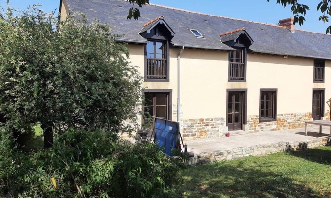 Melesse House | Holiday Home 'Longère Familiale' with Private Terrace, Private Garden and Wi-Fi