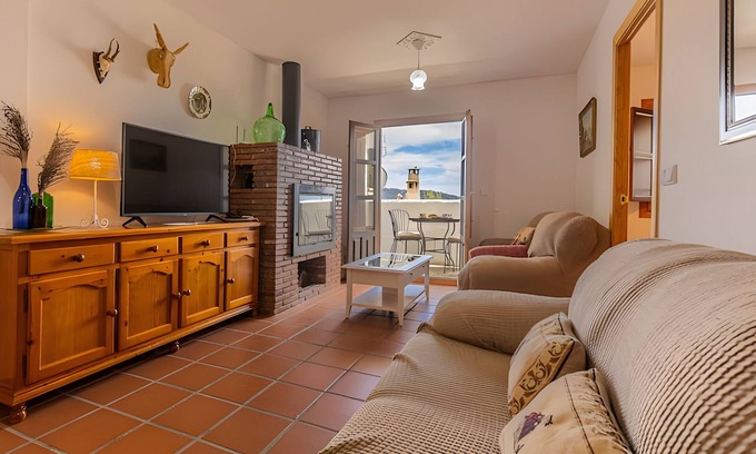 Capileira House | Holiday Home 'Los Compadres' with Mountain View, Shared Pool and Wi-Fi