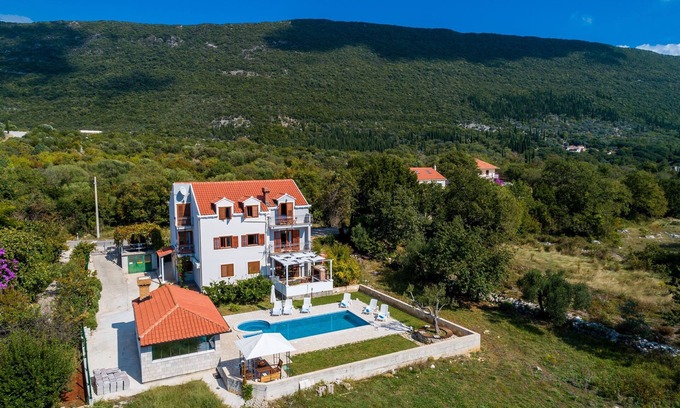 Vitaljina House | Holiday Home Luce- Six Bedroom Holiday Home with Terrace and Swimming Pool