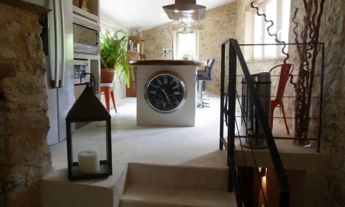 Savoillan House | Holiday Home 'Luxueuse Bergerie Pied Du Ventoux' with Mountain View, Shared Terrace and Wi-Fi
