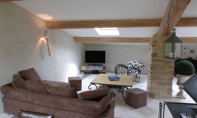 Savoillan House | Holiday Home 'Luxueuse Bergerie Pied Du Ventoux' with Mountain View, Shared Terrace and Wi-Fi