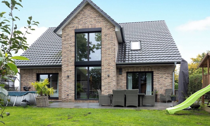 Tornesch House | Holiday Home 'Luxurious Family House' with Terrace and Wi-Fi