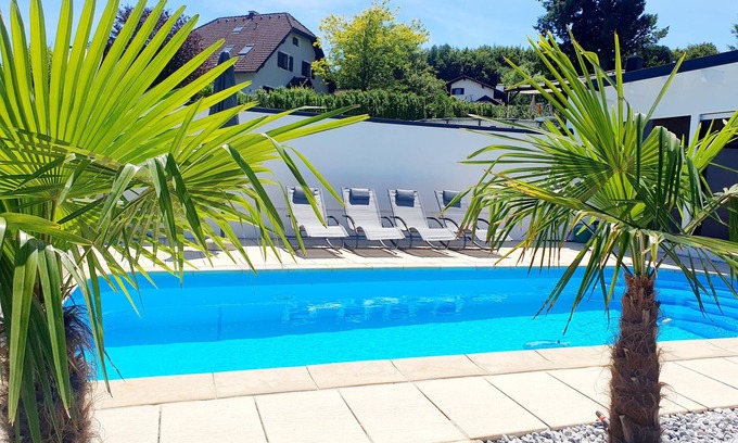 Mauerbach House | Holiday Home 'Luxury Villa Vienna' with Private Pool, Private Garden and Wi-Fi