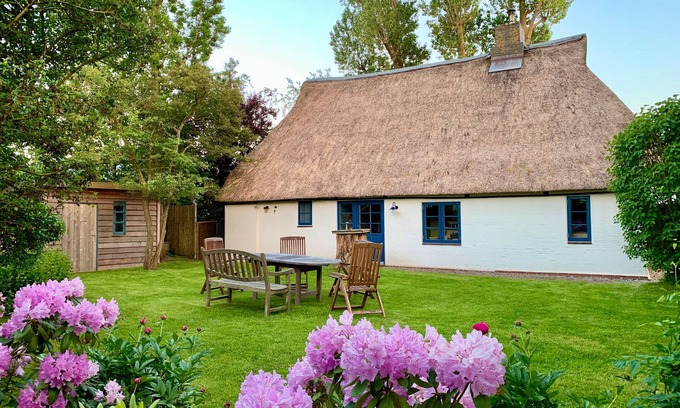 Nordermeldorf House | Holiday Home 'Müllerhaus Von 1860' with Private Garden and Wi-Fi