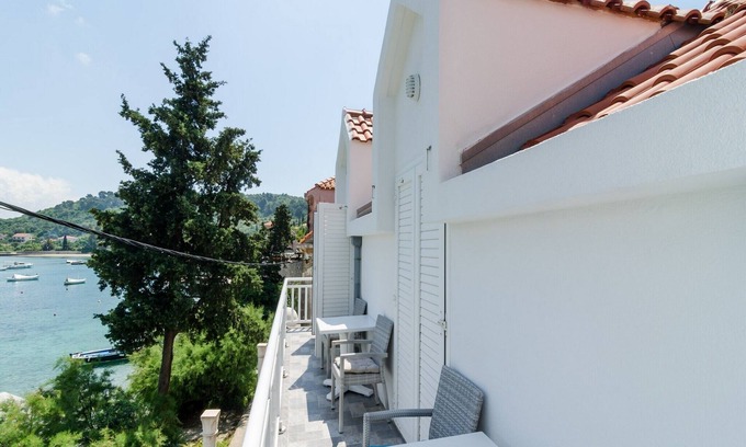 Kolocep Island House | Holiday Home Maćus-One Bedroom Apartment with Balcony