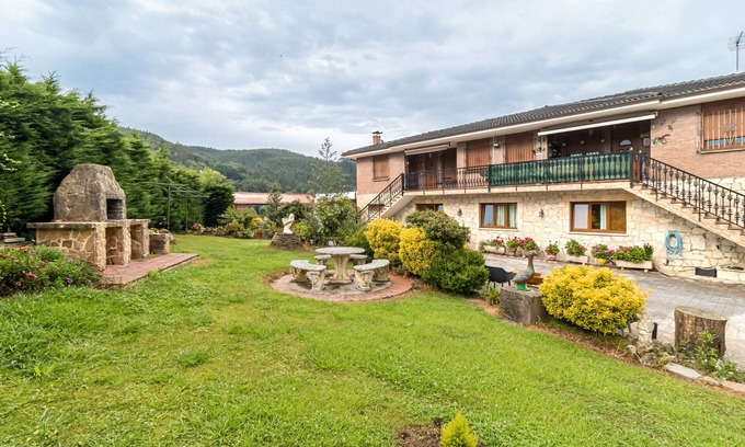 Hazas de Cesto House | Holiday Home 'Madrazo' with Mountain View, Private Pool and Wi-Fi