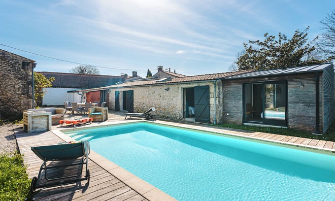 Barzan House | Holiday Home 'Magnolia' with Private Pool, Private Terrace and Wi-Fi