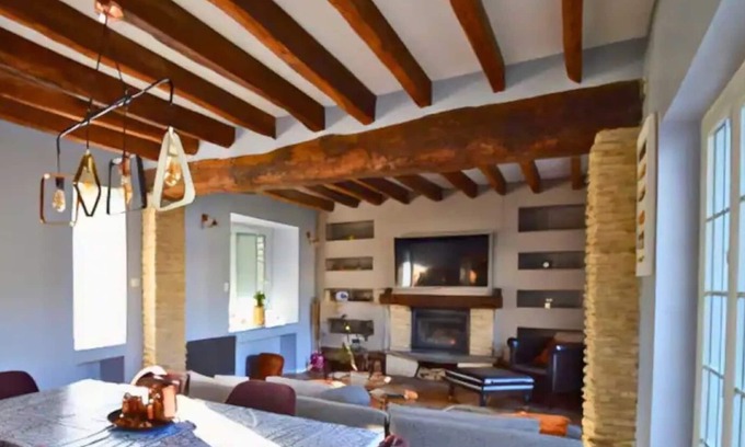 Amblainville House | Holiday Home 'Maison Champêtre Proche De Paris' with Shared Terrace and Wi-Fi