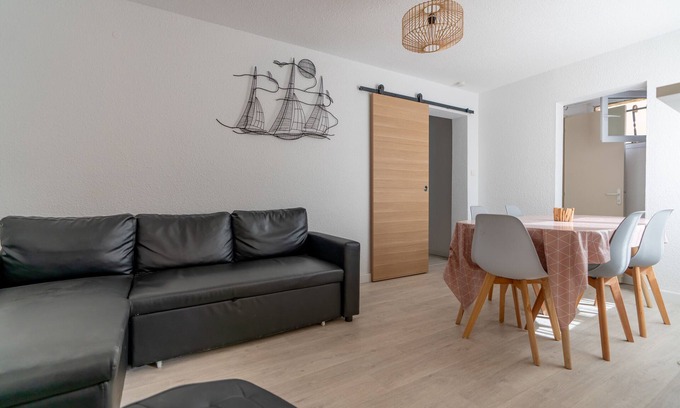 Valras-Plage House | Holiday Home 'Maison De Pecheur, la Rose Des Vents' with Terrace & Wi-Fi