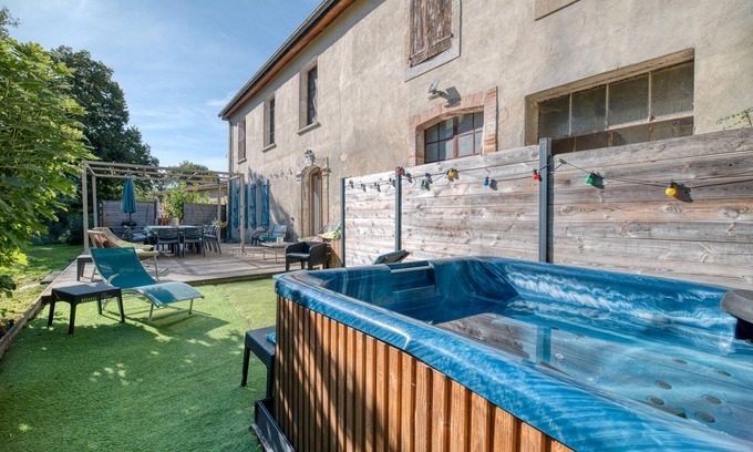 Revel House | Holiday Home 'Maison Avec Piscine Et Remous' with Private Pool, Private Terrace and Wi-Fi
