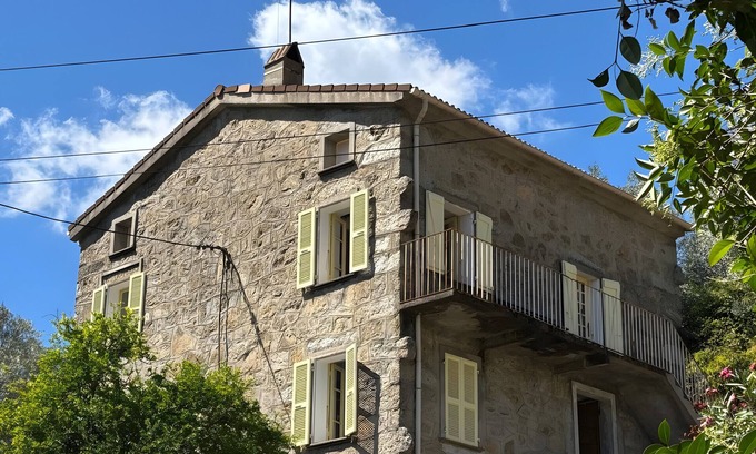 Poggiolo House | Holiday Home 'Maison De Jeannette' with Mountain View, Private Terrace and Wi-Fi