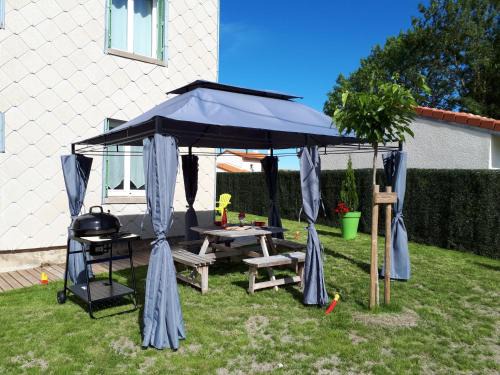 Blot-lʼEglise House | Holiday Home Maison Les Oies by Interhome