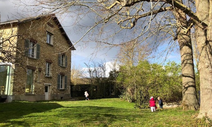Crespieres House | Holiday Home 'Maison De Campagne Vers Versailles' with Private Terrace, Private Garden and Wi-Fi