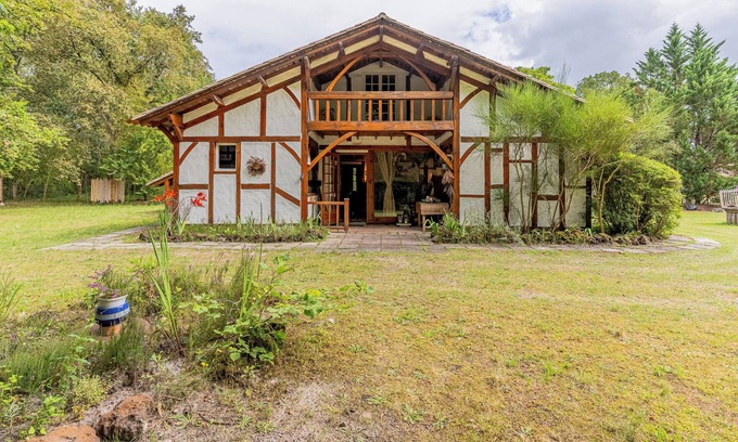 Pissos House | Holiday Home 'Maison Landaise' with Private Terrace, Private Garden and Wi-Fi
