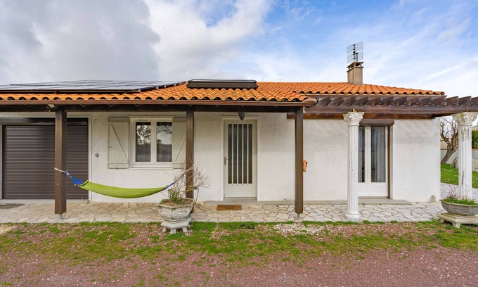 Medis House | Holiday Home 'Maison Médis' with Garden & Terrace