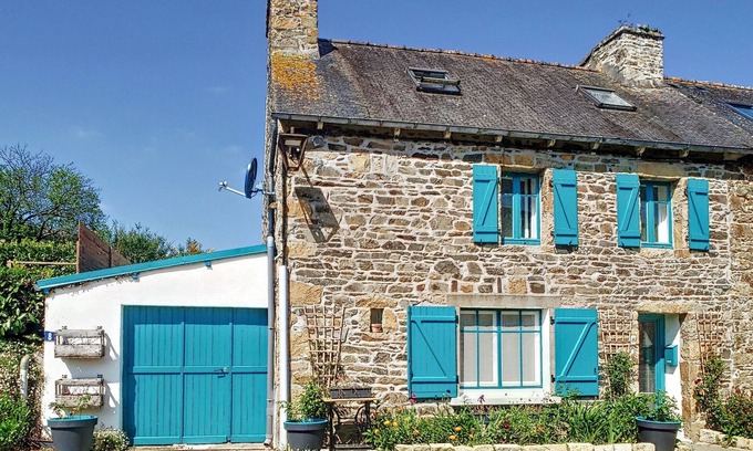 Hengoat House | Holiday Home 'Maison Pozadenn' with Private Terrace, Private Garden and Wi-Fi