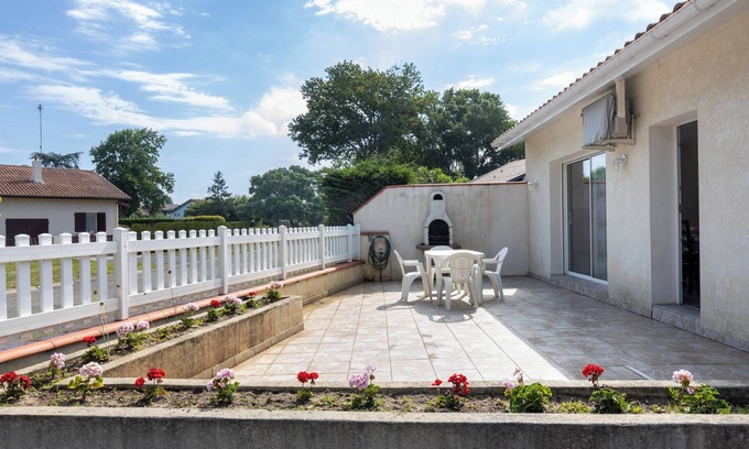 Soustons House | Holiday Home Maison Soustons close to the Sea with Terrace & A/C