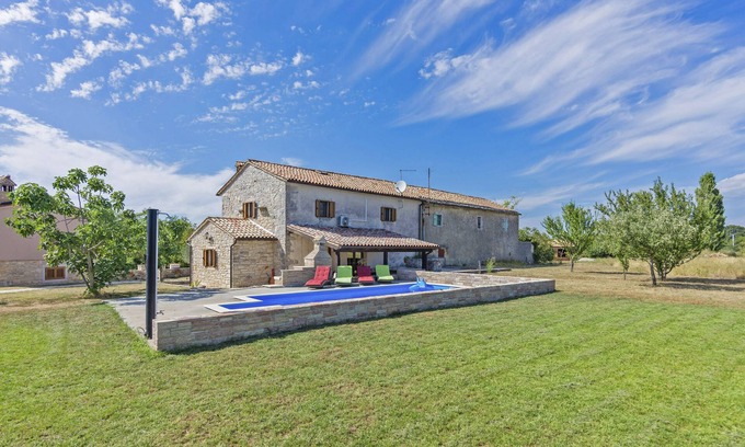 Modrusani House | Holiday home Mariva * large garden, private pool, BBQ, free WiFi