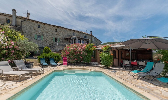 Courry House | Holiday Home 'Mas Le Bragalou' with Mountain View, Private Pool and Wi-Fi