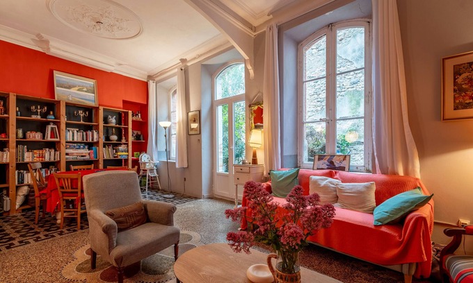La Palme House | Holiday Home 'Massenet' with Shared Terrace, Private Garden and Wi-Fi