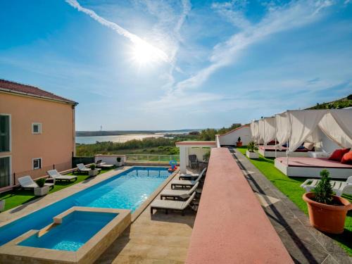 Dinjiska House | Holiday Home Melandura by Interhome