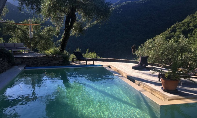 Castel Vittorio House | Holiday Home 'Mini House' with Mountain View, Shared Pool and Wi-Fi