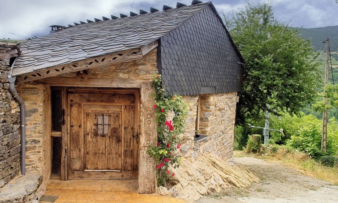 Folgoso do Courel House | Holiday Home 'Miradoiro Do Courel' with Mountain View, Private Garden and Balcony