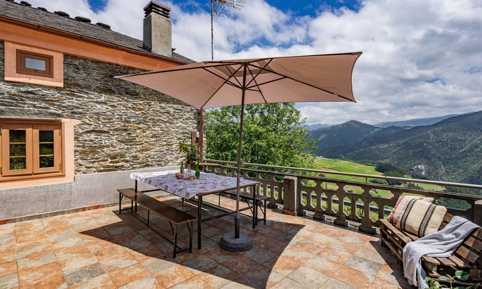 Prelo House | Holiday Home 'Mirador Del Navia' with Mountain View, Private Terrace and Wi-Fi