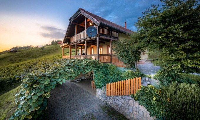 Bostanj House | Holiday Home Mirt with HotTub & Sauna