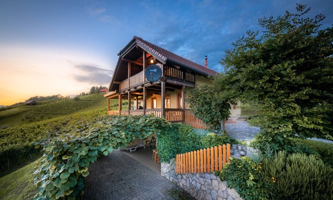 Bostanj House | Holiday Home Mirt with HotTub & Sauna