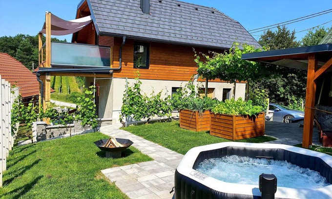 Trebnje House | Holiday home mit Klimaanlage und Whirlpool