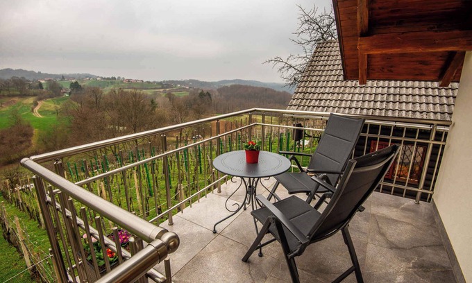 Semic House | Holiday home mit Terrasse