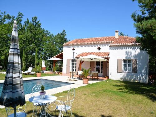 Montaigu-de-Quercy House | Holiday Home Montaigu-de-Quercy Lake