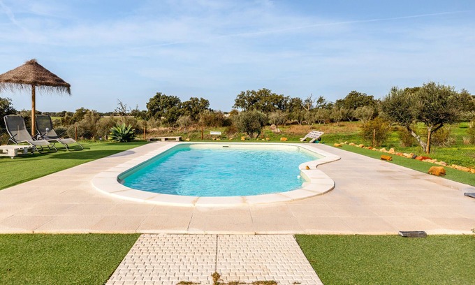 Santiago do Escoural House | Holiday Home 'Monte Da Masmorra De Baixo- Alecrim' with Shared Pool, Shared Garden and Wi-Fi