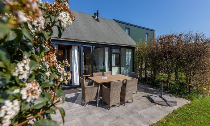 Westenschouwen House | Holiday Home near Beach with Pool Access