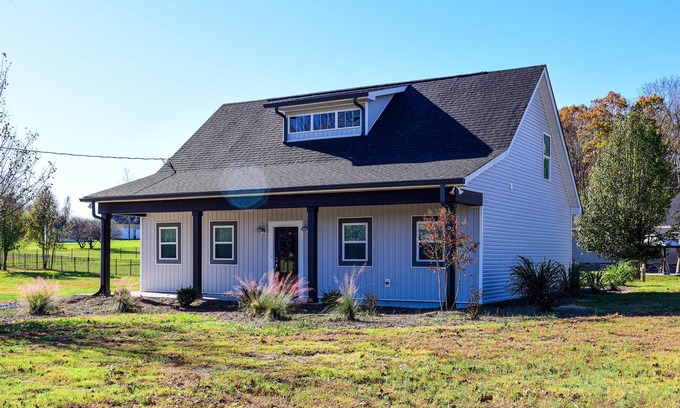 Winchester House | Holiday Home Near Jack Daniel Distillery and Tims ford Marina