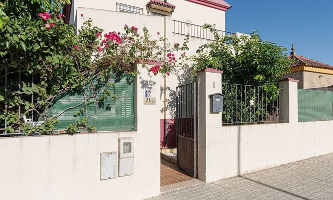 Valencina de la Concepcion House | Holiday Home near Sevilla with Pool