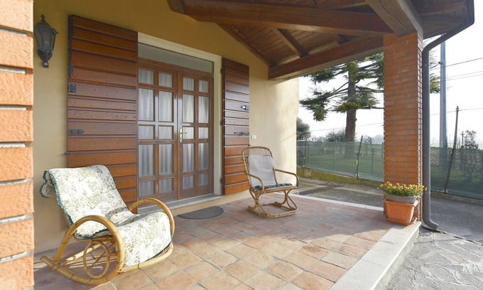 Castellaro Lagusello House | Holiday Home 'Nonna Rina' with Relaxing Terrace in a Beautiful Landscape