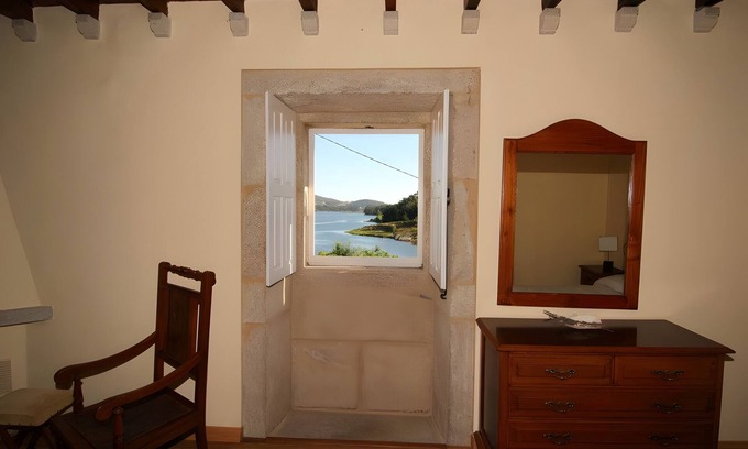 Rianxo House | Holiday Home 'O Lar De Natalio' with Sea View, Private Terrace and Wi-Fi