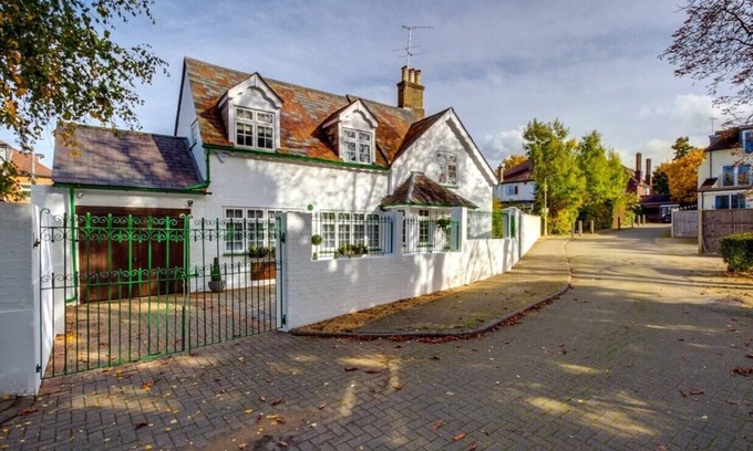 West Finchley Cottage | Holiday Home of the Month! Finchley, Sleeps 5
