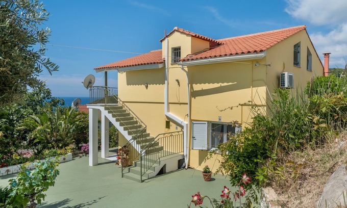 Ratzakli House | Holiday Home 'Palati' with Sea View, Wi-Fi and Air Conditioning