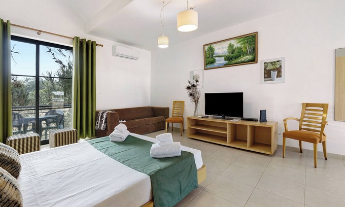 Quinta do Anjo Apartment | Holiday Home "Palmela Village" with Shared Pool, Balcony & Wi-Fi