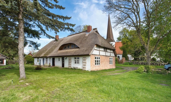Suederholz House | Holiday Home 'Pommernhuus An De Kark' with Private Garden