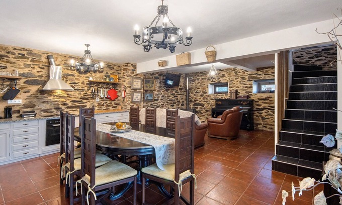 Arouca House | Holiday Home 'T3 Da Chica' with Shared Pool, Wi-Fi and Air Conditioning