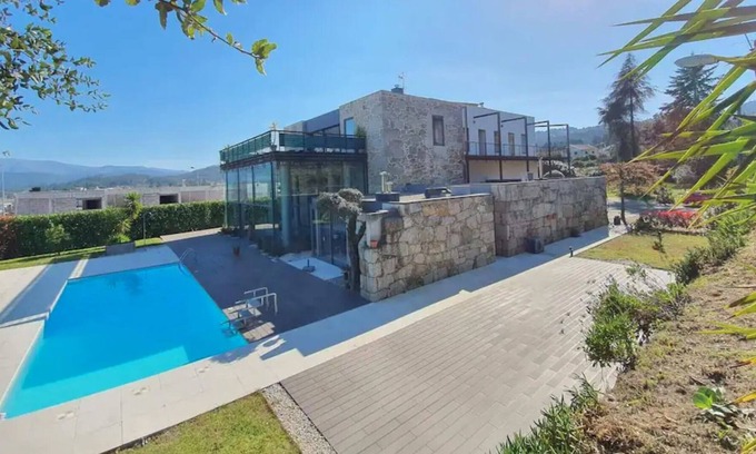 Britelo House | Holiday Home Quinta do Nascimento with Mountain View, Pool, Wi-Fi, A/C & Terrace