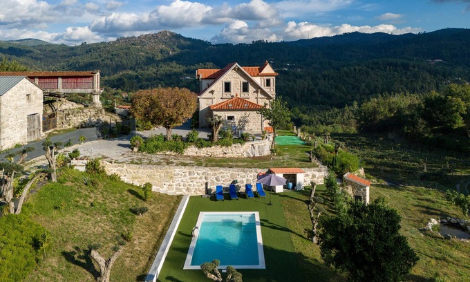 Rossas House | Holiday Home 'Quinta Do Bairro' with Mountain View, Wi-Fi and Air Conditioning