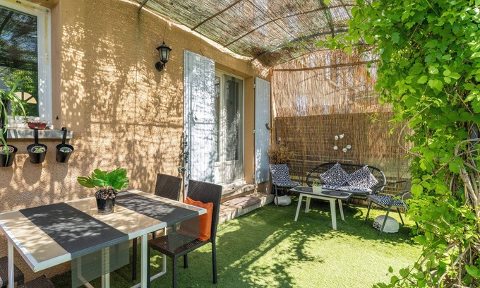 Villes-sur-Auzon House | Holiday Home 'Rayonnante Maison Mont Ventoux' with Private Garden